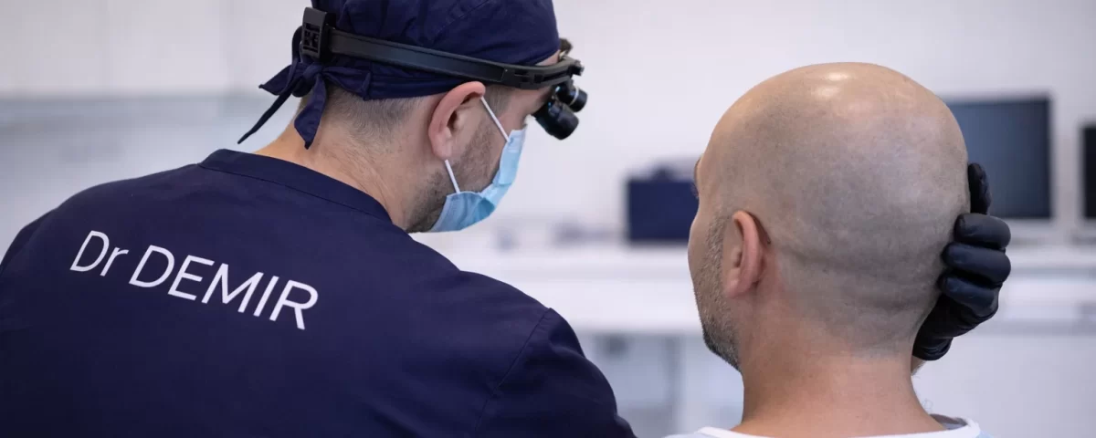Най-добрият лекар за присаждане на коса д-р Демир с пациент след процедура