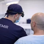 Най-добрият лекар за присаждане на коса д-р Демир с пациент след процедура